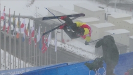 Prastos oro sąlygos duoda savo: akrobatinėje slidinėjimo rungtyje – suomio skrydis į televizijos operatorių 